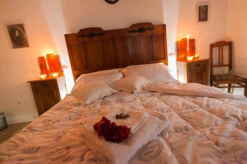 a bed with two roses on it with two candles at Mums b and b - colonnina elettrica in Vicenza