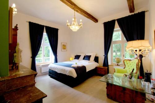 A bed or beds in a room at Château de l'Aviette