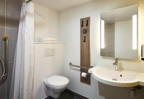 Un baño de B&B HOTEL Bois d'Arcy Saint Quentin en Yvelines