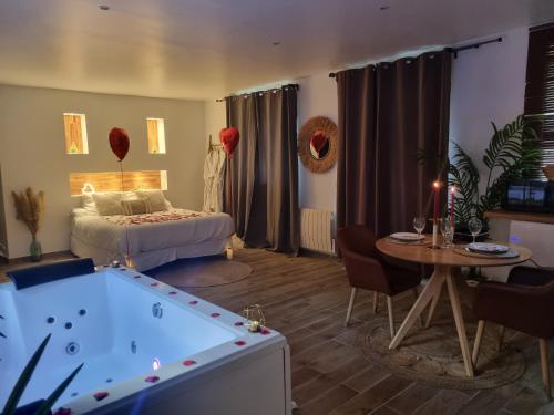 L'ÉVASION ROMANTIQUE Suite de luxe Spa privé 20 min Paris et 10 min Enghien les bains में एक कमरे में एक या कई बेड