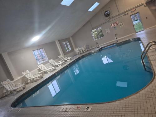 Piscina a Country Inn & Suites by Radisson, Battle Creek, MI o a prop