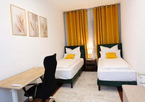 Living La Christal FeWo - Luxuriöse 2-Zimmer-Wohnung mit Workspace und Entertainment in Fulda房間的床