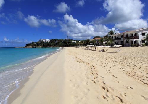 une plage avec des empreintes sur le sable et l'océan dans l'établissement Carimar Beach Club, à Meads Bay