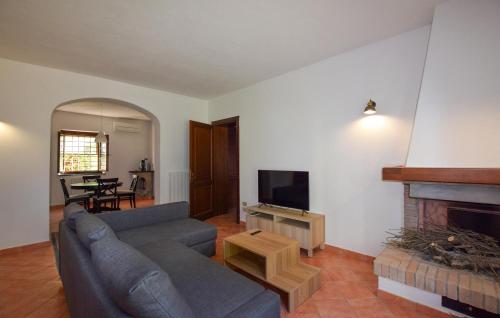 Televízia a/alebo spoločenská miestnosť v ubytovaní Pet Friendly Home In Fauglia With Wifi