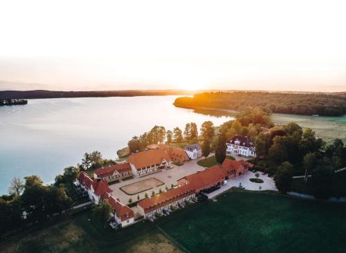 una vista aérea de una casa con un lago en Hotel Gut Immenhof, en Malente