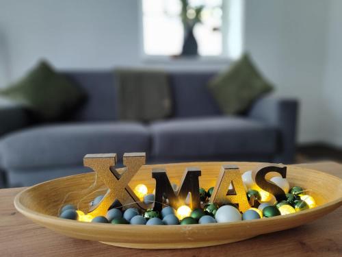 un bol de madera lleno de bolas sobre una mesa en Apartment Marissa, en Billerbeck