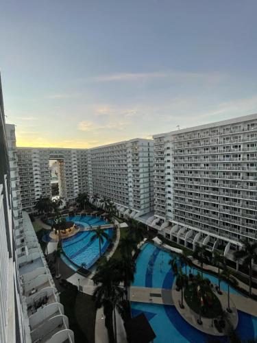 una vista sul tetto di un grande edificio con due piscine di Shell Residences front of SM Mall of Asia 1150 a Manila