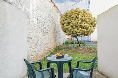 una mesa con un bol de fruta en el patio en Appart'City Confort Niort Centre, en Niort