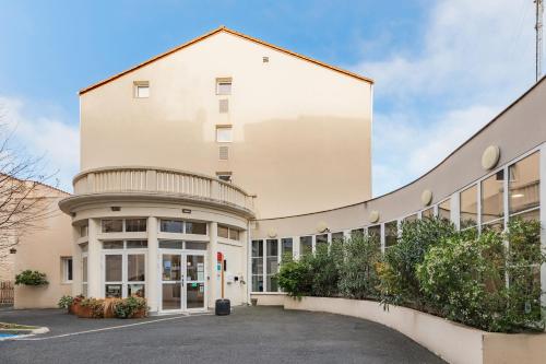 una vista exterior de un edificio en Appart'City Confort Niort Centre, en Niort