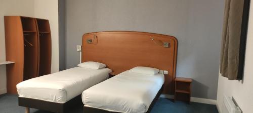 A bed or beds in a room at Welcomotel Beauvais Aéroport