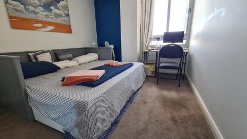 een slaapkamer met een bed met een stoel en een bureau bij Spacious 3 bedroom, 2 washroom and 2 parking 5 min from train station in Blacktown