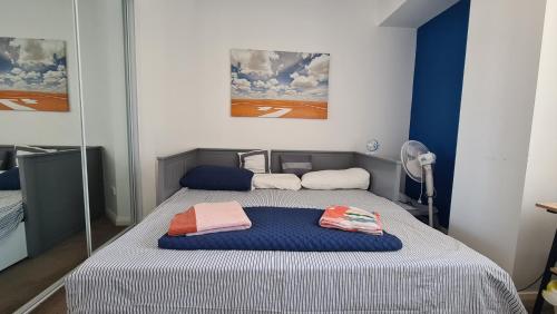 een kamer met een bed met twee handdoeken erop bij Spacious 3 bedroom, 2 washroom and 2 parking 5 min from train station in Blacktown