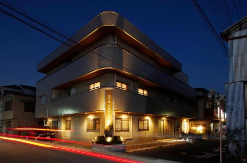 un edificio con luci di notte davanti di Hotel Imalle Haneda a Kawasaki