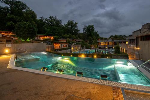 - une grande piscine éclairée la nuit dans l'établissement Mondorf Parc Hotel & Spa, à Mondorf-les-Bains