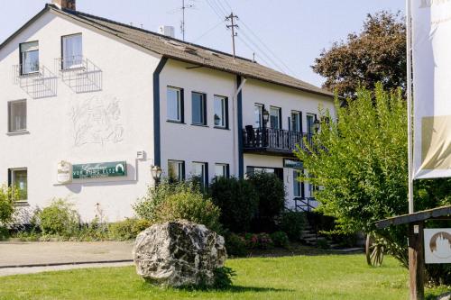 Biały dom z kamieniem przed nim w obiekcie Landhaus vor Burg Eltz w mieście Wierschem