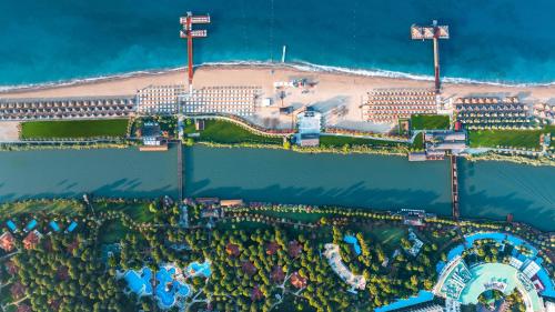 uma vista aérea de uma praia e do oceano em Gloria Serenity Resort em Belek