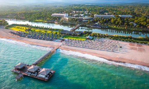 uma vista aérea de uma praia com um cais em Gloria Serenity Resort em Belek