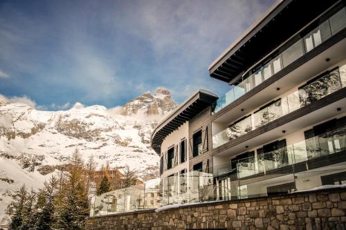 ブレウイル・チェルヴィナイアにあるHotel al Pioletの山の見える建物