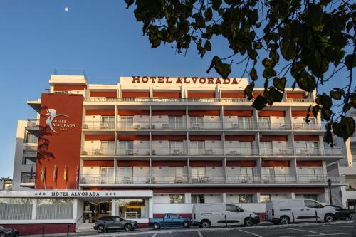 Un hotel avalon con coches aparcados delante de él en Hotel Alvorada, en Estoril