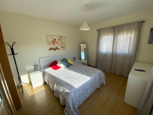 - une petite chambre avec un lit et une fenêtre dans l'établissement Zion guest house, à Almada