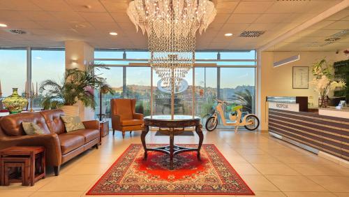 un vestíbulo con sofá y una mesa sobre una alfombra en Hotel Lavender - Oleander Resort, en Strunjan