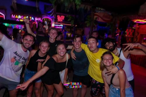 吉利特拉旺安Tipsea Turtle Rooftop Hostel Gili Trawangan的一群站在夜总会的人