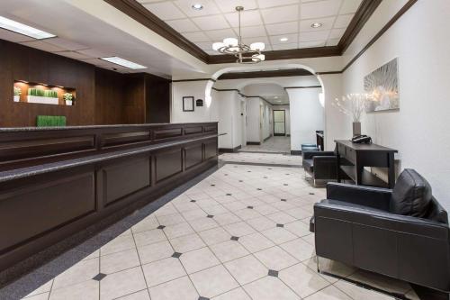 A seating area at Days Inn by Wyndham Washington DC/Connecticut Avenue