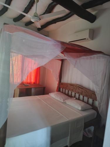 Llit o llits en una habitació de Mangro hotel Diani Beach