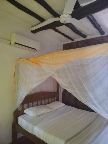 Llit o llits en una habitació de Mangro hotel Diani Beach