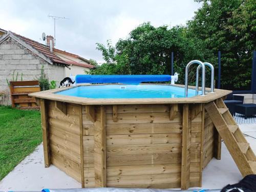 Poolen vid eller i närheten av Charmante petite maison à la campagne