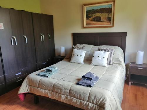 um quarto com uma cama grande e 2 almofadas em Bed and Breakfast Como en Casa em Villa La Angostura