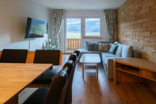 Гостиная зона в Praga Apartments & Restaurant Zell am See-Kaprun