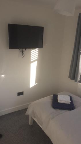 Una cama o camas en una habitación de Gatwick Hotel