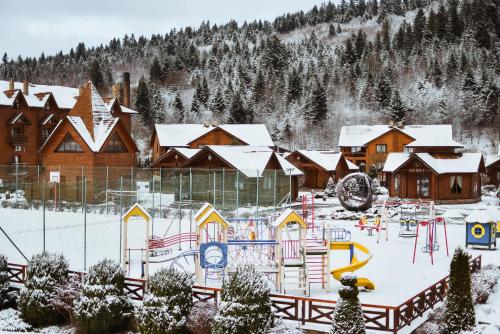 スキュネイザにあるTAOR Karpaty Resort & Spaの山小屋前の雪遊び場