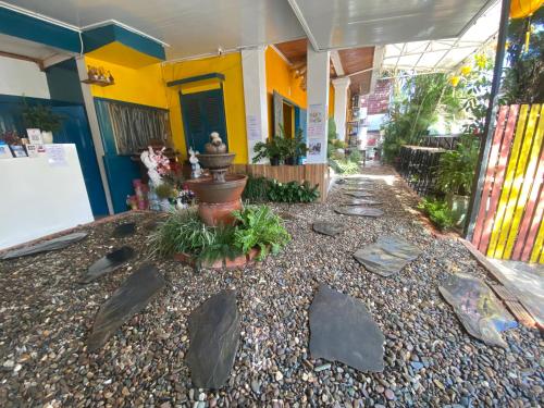 un bâtiment avec une fontaine au milieu d'une passerelle dans l'établissement Luang Prabang Hostel, à Luang Prabang