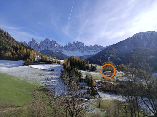 an orange circle on a field with mountains in the background at Apartment Mittermanting in Villnoss