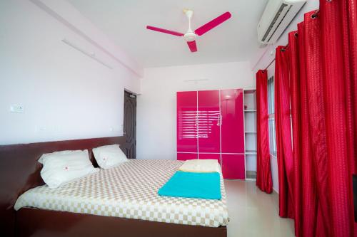 Krevet ili kreveti u jedinici u okviru objekta 2 BHK Furnished Flat - 200 m to Guruvayur Temple - For FAMILIES ONLY