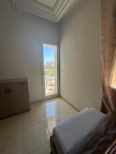 Camera bianca con letto e finestra di Luxueux appt jardin de Carthage a La Goulette (La Goletta)