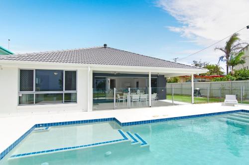 una piscina di fronte a una casa di Sentosa on Tugun - Beachfront 5 Bedroom a Gold Coast