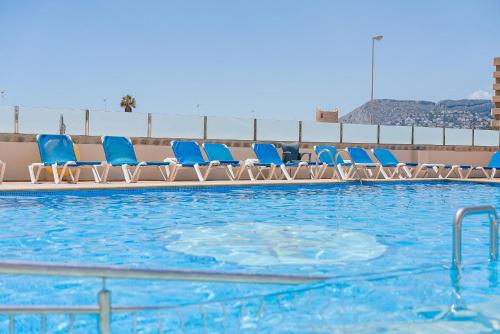 una fila di sedie blu in piscina di Port Europa a Calpe