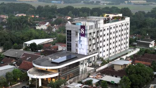 un grande edificio bianco con un'insegna S di Satoria Hotel Yogyakarta - CHSE Certified a Yogyakarta