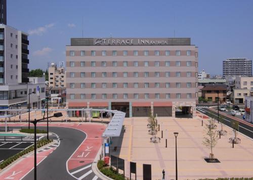 un grand bâtiment dans une ville avec une rue dans l'établissement Terrace Inn Katsuta, à Hitachinaka