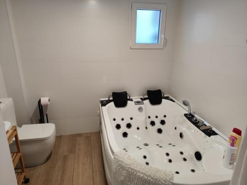 חדר רחצה ב-Apartamentos De la Haya & Suite con Jacuzzi, junto al Teatro Romano