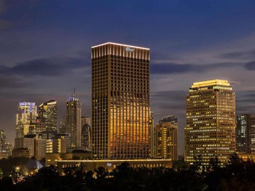 eine Skyline der Stadt mit vielen hohen Gebäuden in der Unterkunft Fairmont Jakarta in Jakarta