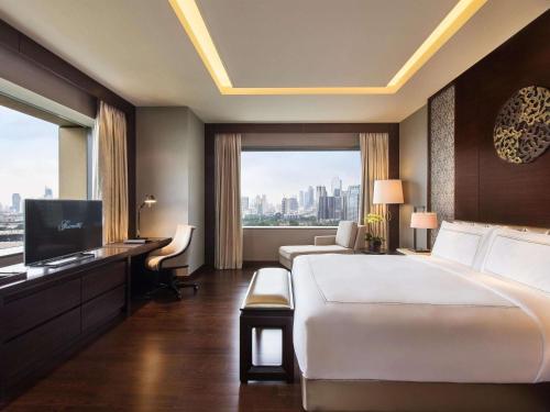 Телевизор и/или развлекательный центр в Fairmont Jakarta