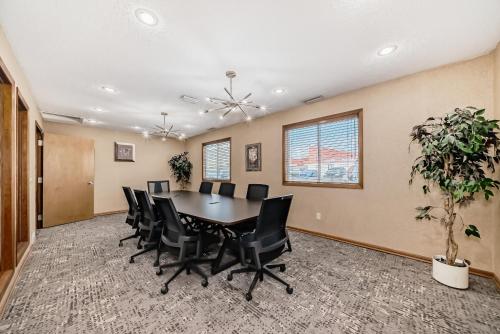 een eetkamer met een tafel en stoelen bij Stony Plain Inn & Suites in Stony Plain