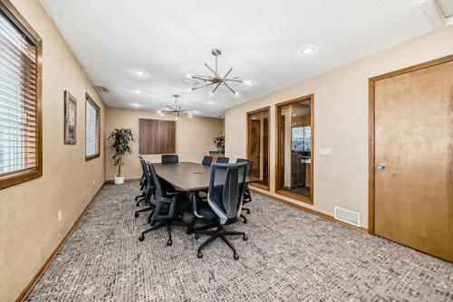 een eetkamer met een tafel en stoelen bij Stony Plain Inn & Suites in Stony Plain