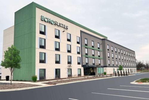 un grande edificio con le parole industrie Essex. di ECHO Suites Extended Stay by Wyndham Indianapolis AmeriPlex a Indianapolis