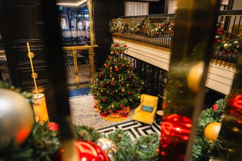 an image of a christmas tree in a library at Hilton Vienna Plaza in Vienna