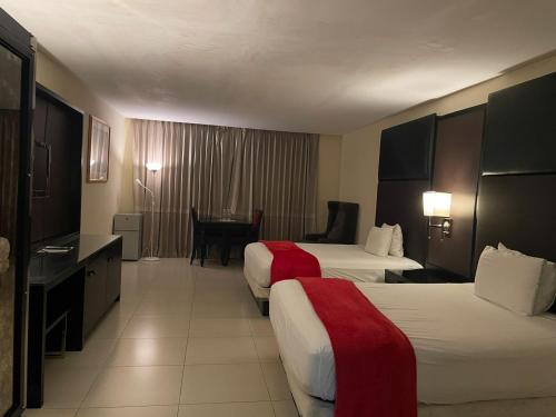 Llit o llits en una habitació de Ramada by Wyndham Princess Santo Domingo